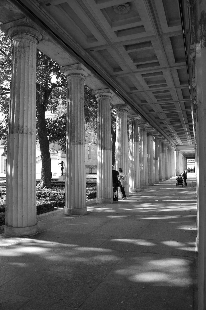 Licht und Schatten im Säulengang