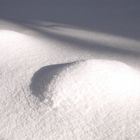 Licht und Schatten im Schnee