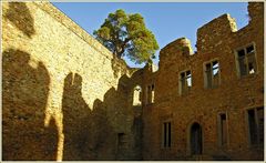 Licht und Schatten in dem Schloss Auerbach.