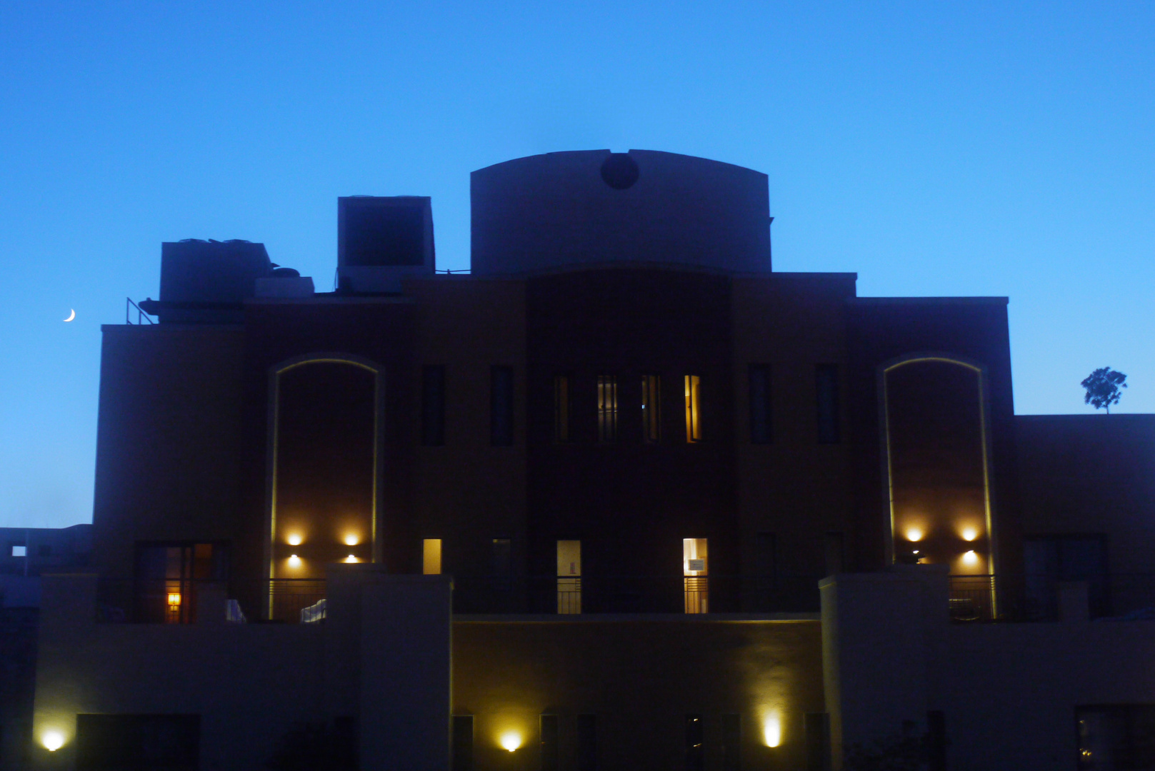 Licht und Schatten in der blauen Stunde Hotel in Malta