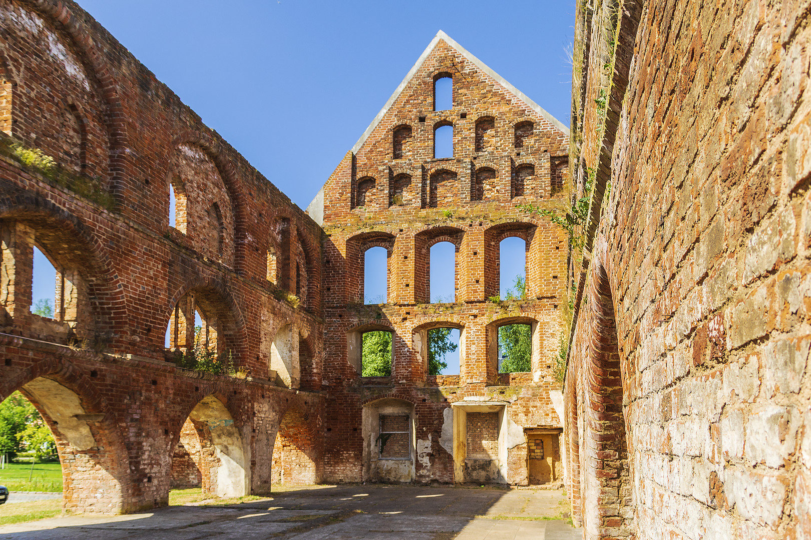 Licht und Schatten in der Ruine altes Kloster Bad Doberan 2