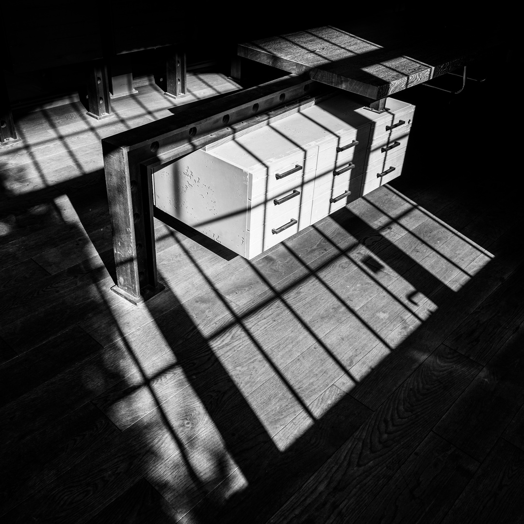 Licht und Schatten mit Schreibtisch 
