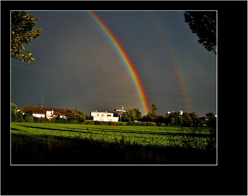 ...Licht und Schatten stehen gemeinsam vor der Tür...