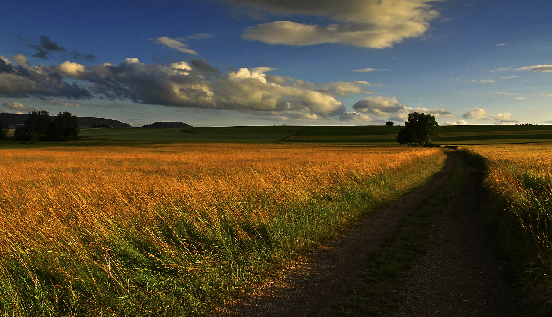 Licht und Schatten streifen über das Land