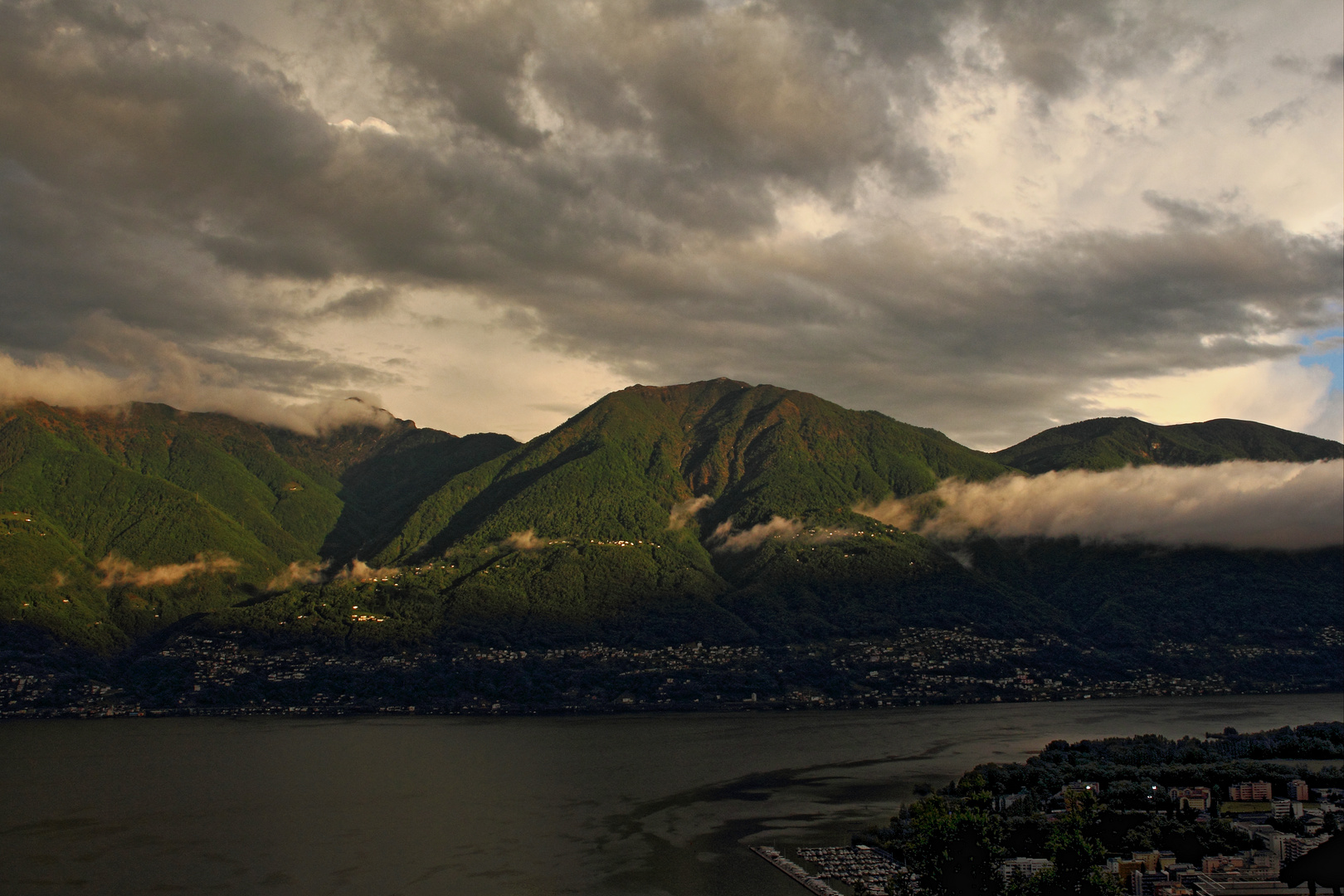 Licht und Schatten über dem Lago Maggiore