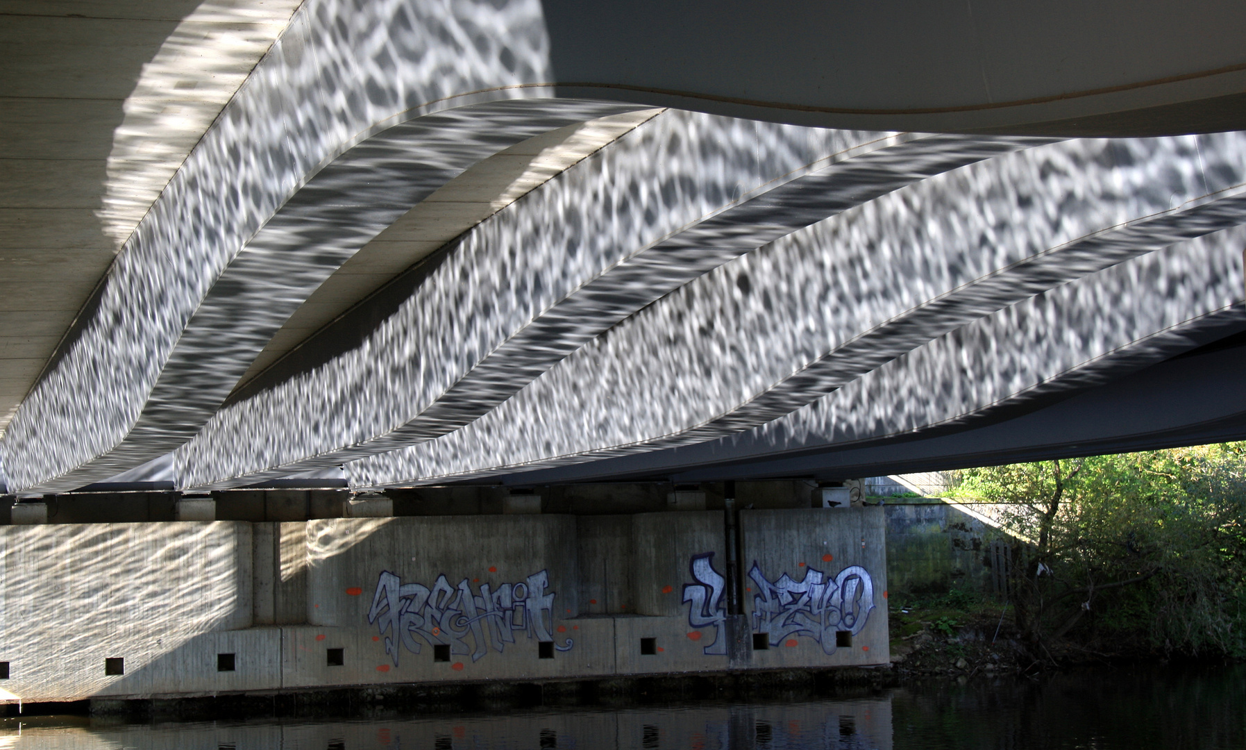 Licht und Schatten unter der Brücke