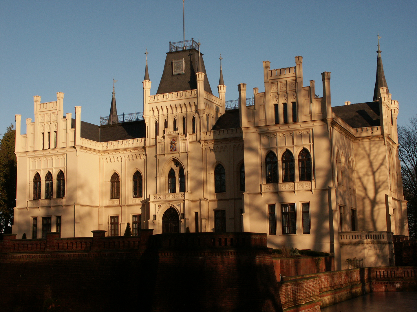 Licht- und Schattenspiele am Schloss