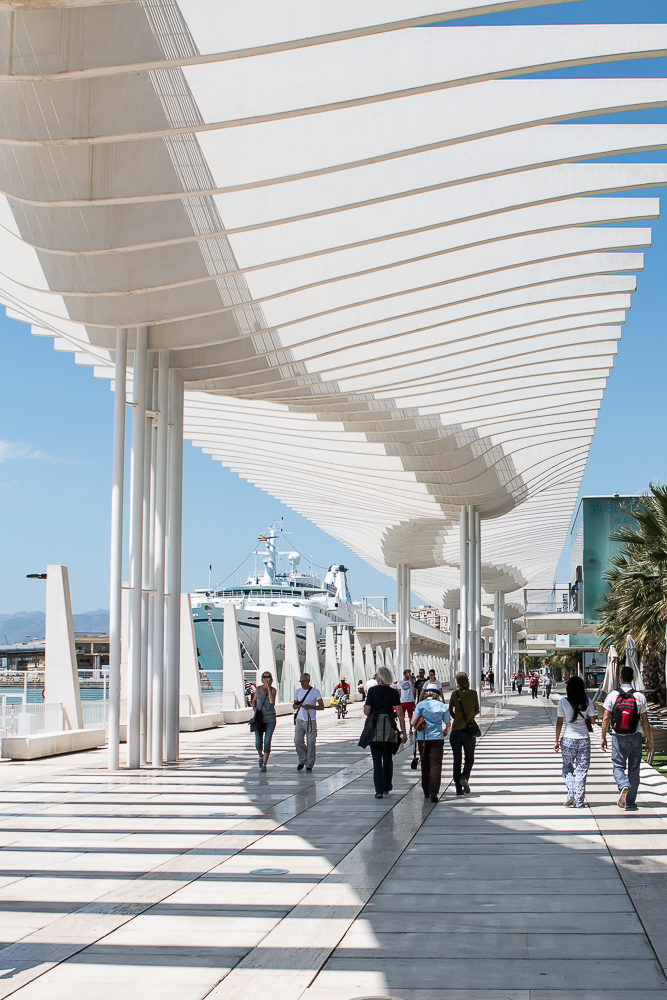 Licht- und Schattenspiele im Hafen von Málaga (Andalusien)