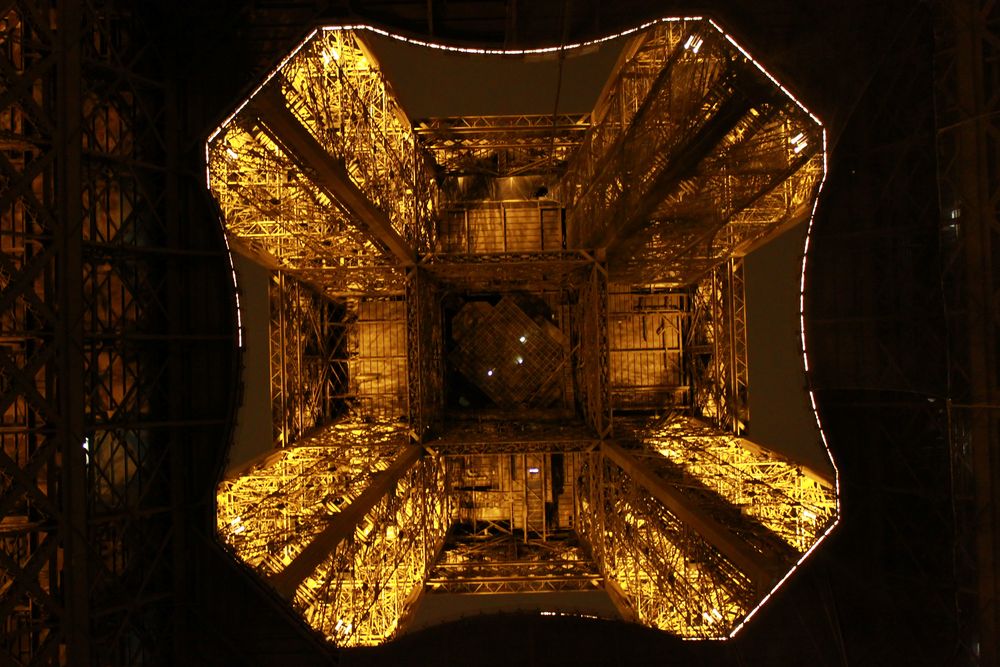 Licht und Stahl (Eiffelturm von einem anderem Blickwinckel)
