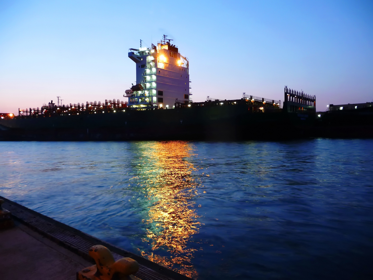 Licht- und Wasserspiele im Hamburger Hafen