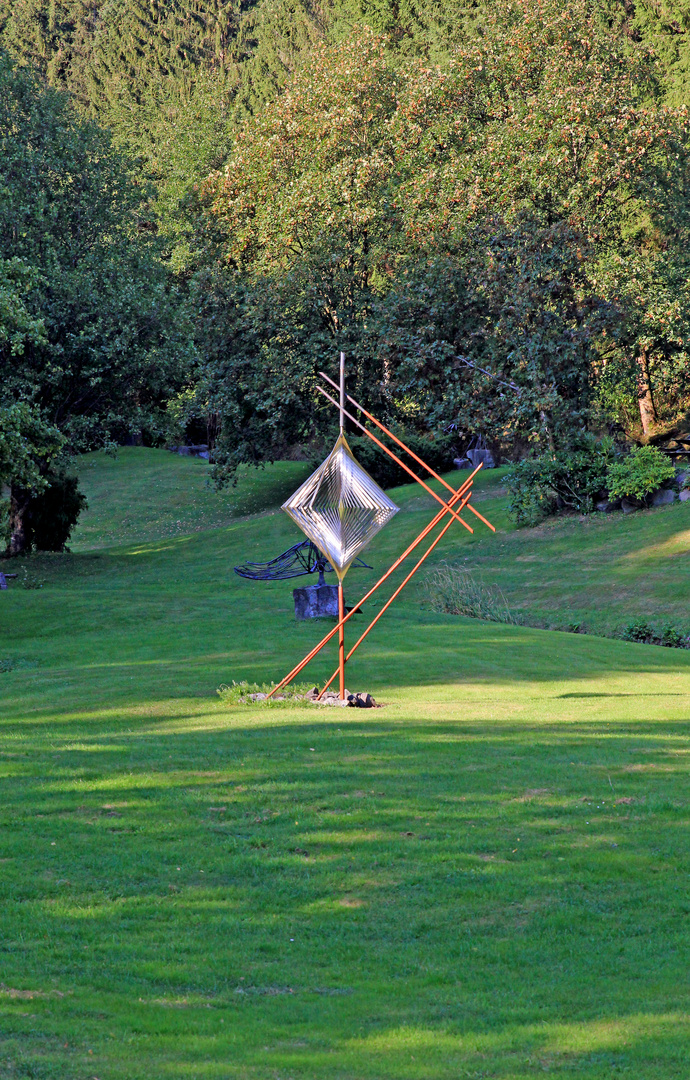 Licht- und Windspiel im Skulpturenpark Klute-Waldemai in Schmallenberg-Niedersorpe