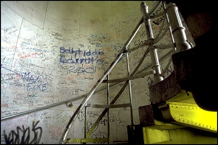 licht unter treppe vor wand mit schmiererei in denkmal