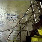 licht unter treppe vor wand mit schmiererei in denkmal