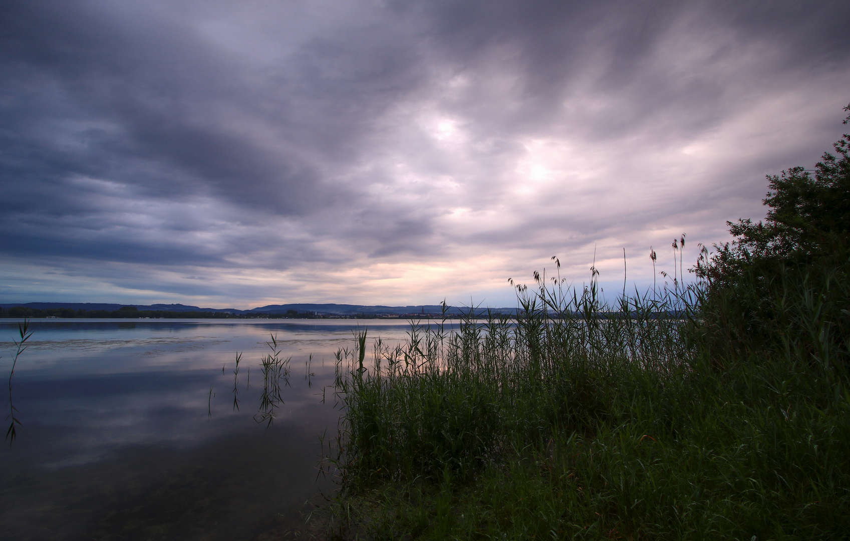 Licht-Wolkenstimmung über dem See