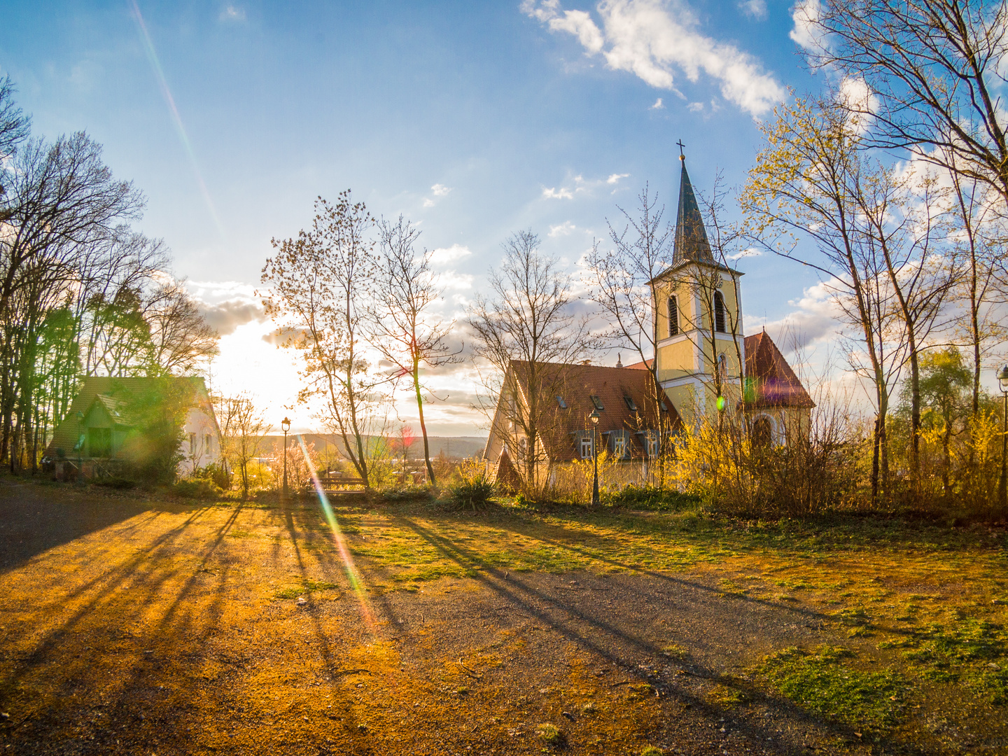 Licht zwischen Priesterhaus und Kirche