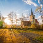 Licht zwischen Priesterhaus und Kirche