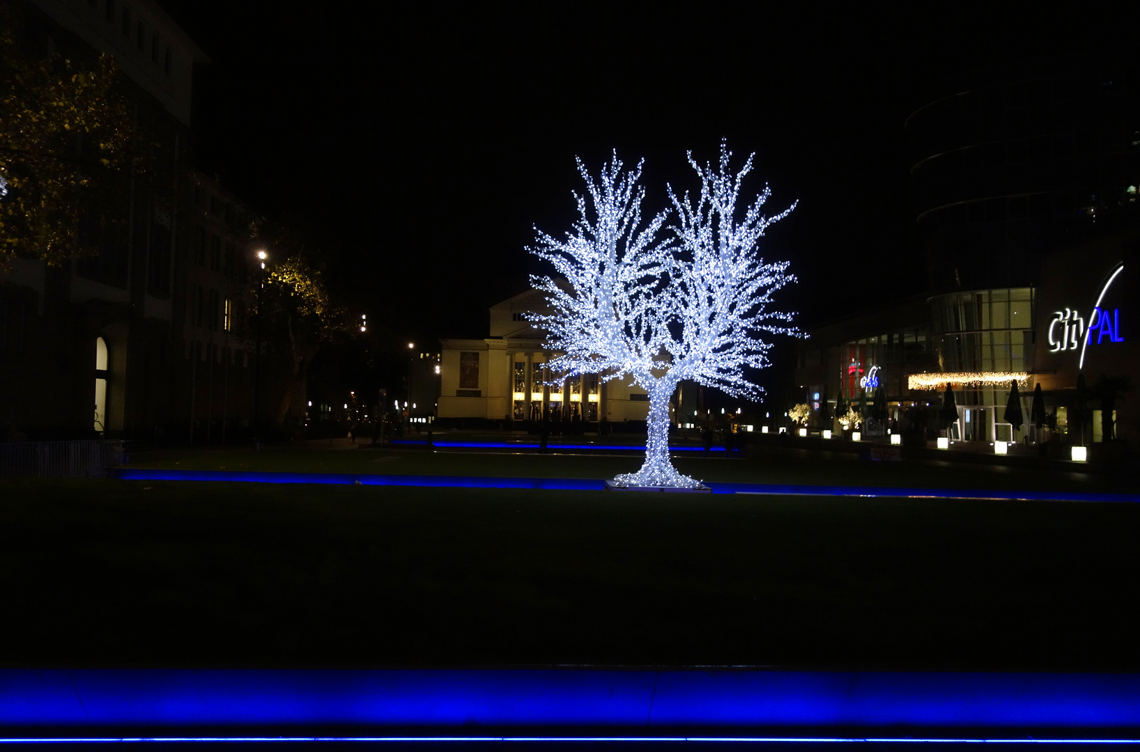 Lichtbaum und Stadttheater