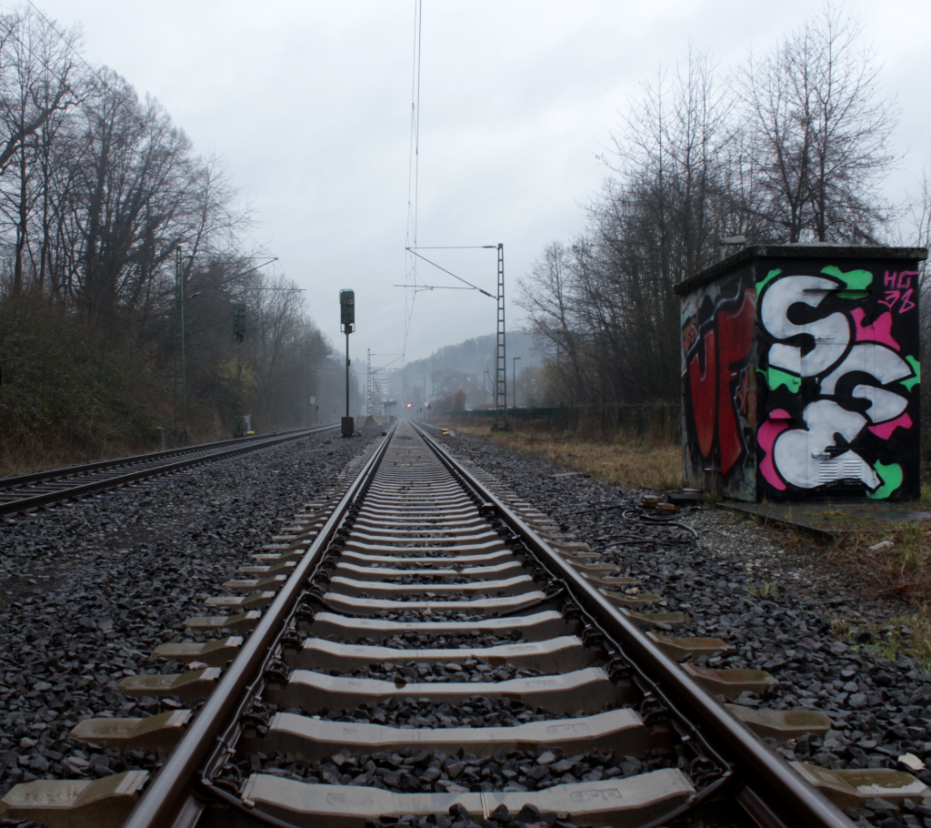 Lichtblick in grauer Landschaft bei Hofheim-Lorsbacher Bahnhof