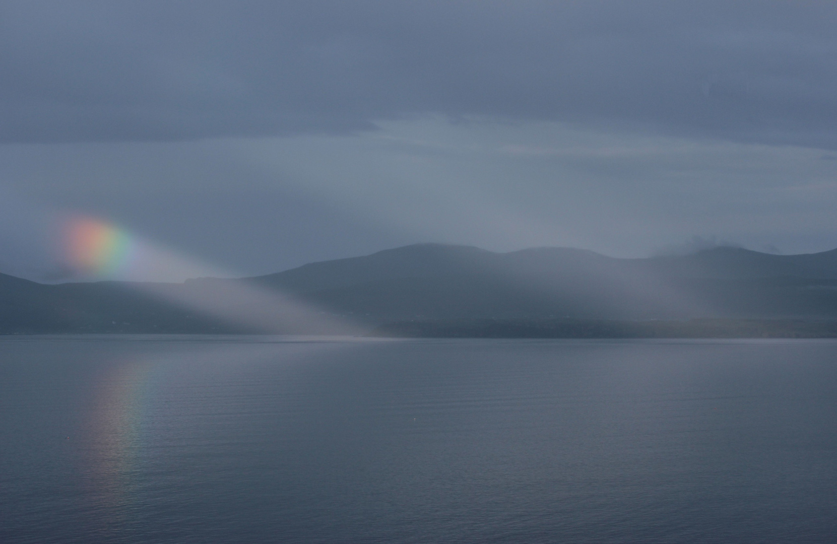 Lichtblick nach einem Unwetter am Loch Snizort, Skye, Schottland