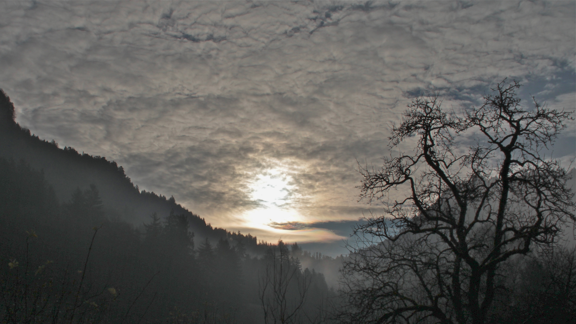 Lichtbrechung an diesmal tiefer als die Sonne liegenden (Eiskristall-?)Wolken