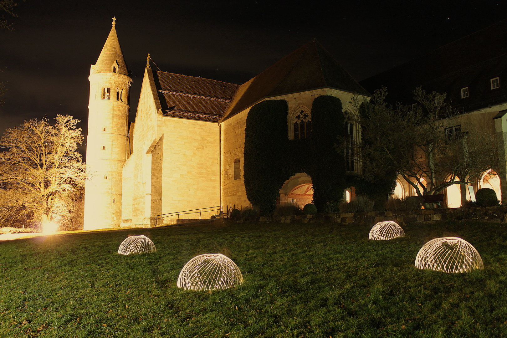 Lichtdome vor dem Kloster in Lorch