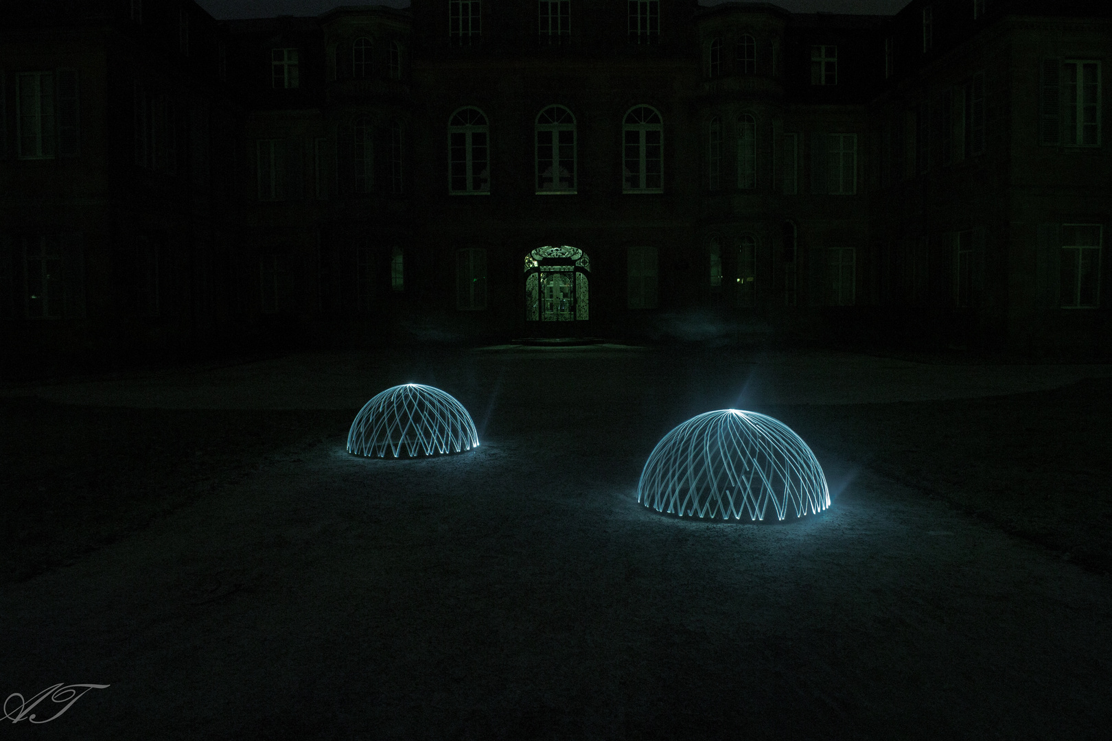 Lichtdome vor dem Schloss Fantasie in Eckersdorf