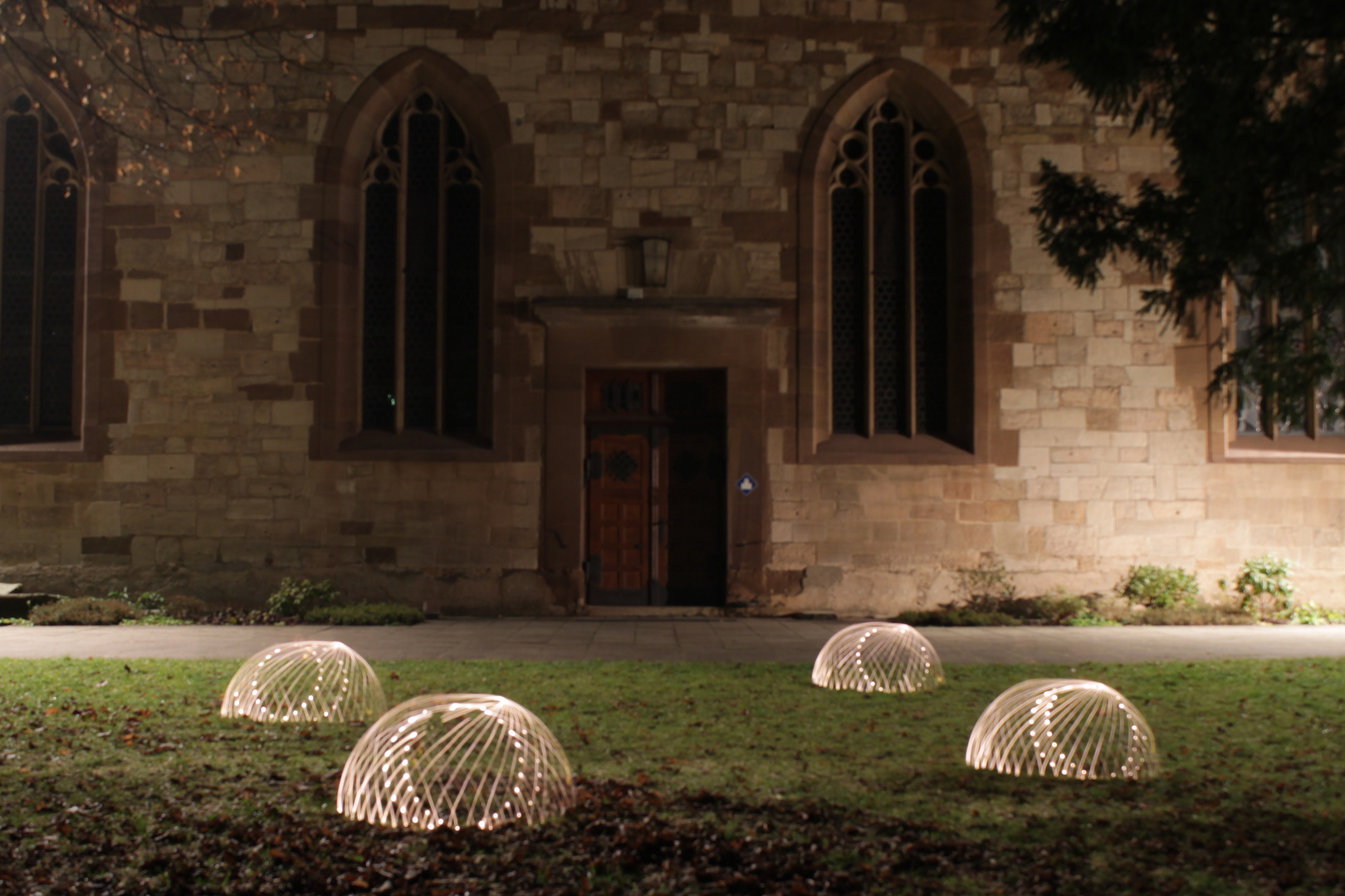 Lichtdome vor der Ev. Kirche