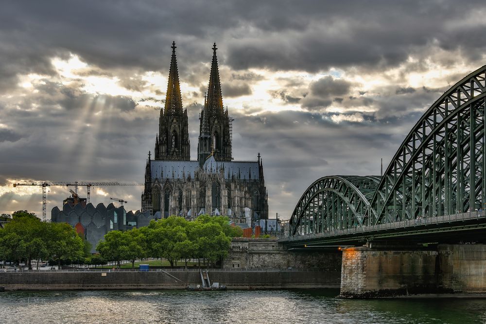 Lichtdurchbruch überm Dom