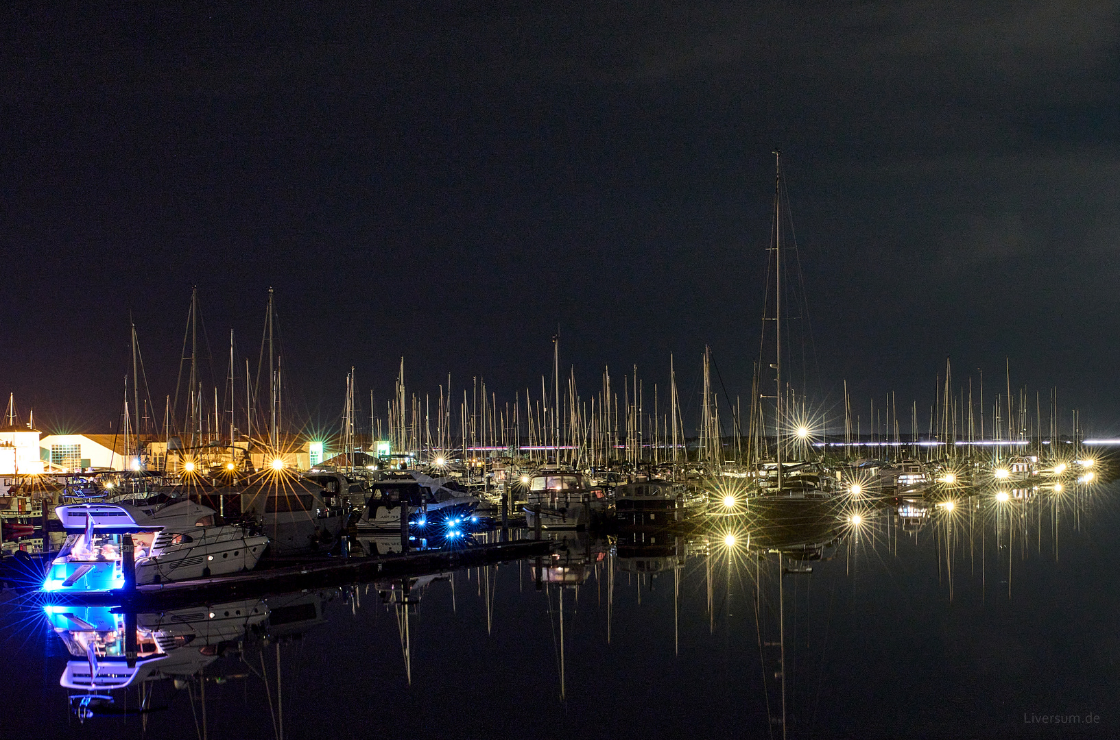 Lichteffekte im nächtlichen Yachthafen