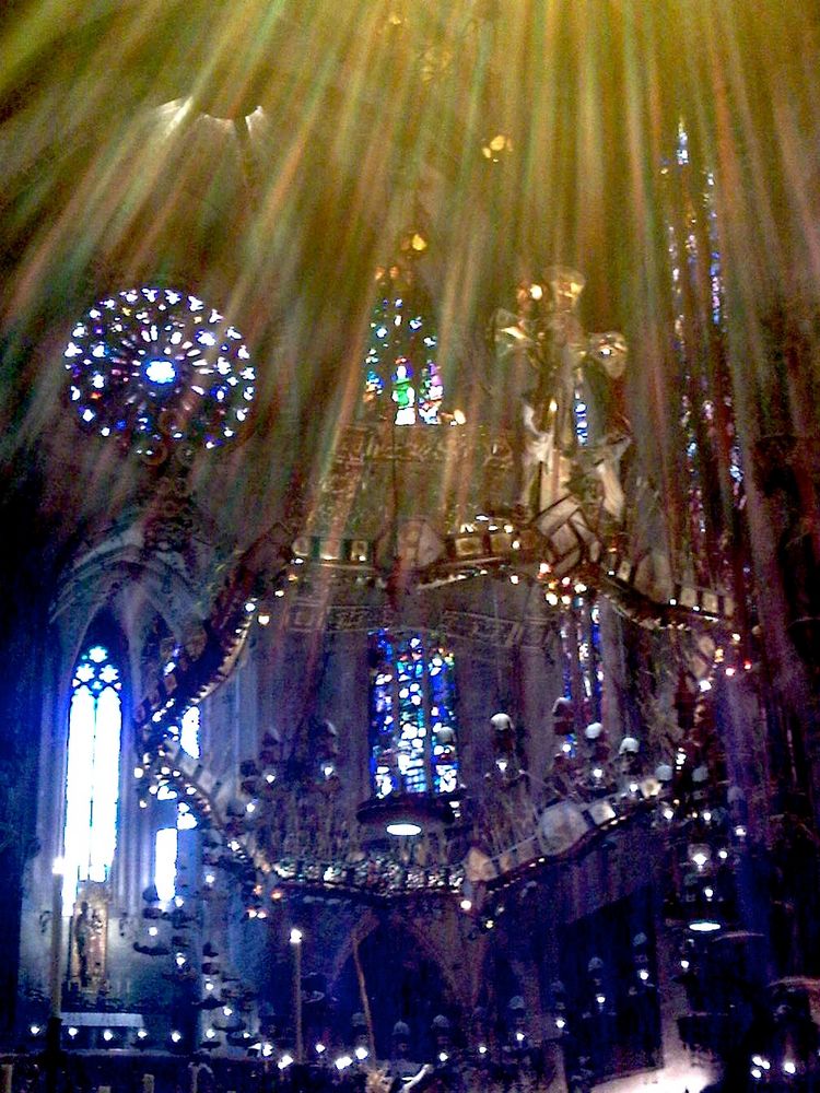 Lichteinbruch durch gotische Fenster der Kathedrale von Palma de Mallorca von Henry C. Brinker 