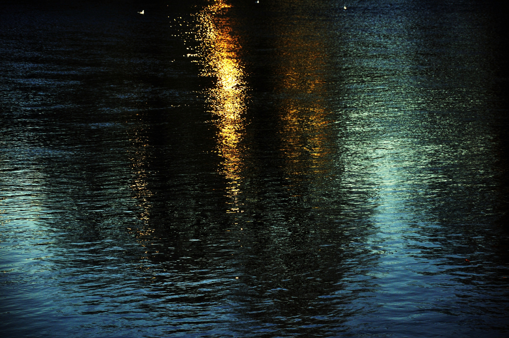 ...Lichteinfall auf dem Fluss...