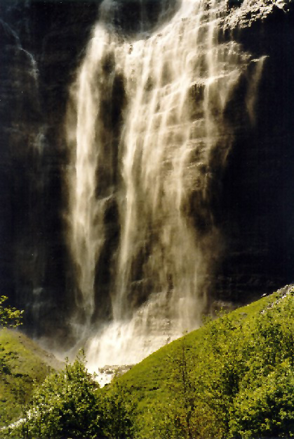 Lichteinfall in den Mürrenfall im Lauterbrunnental, Schweiz