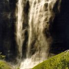 Lichteinfall in den Mürrenfall im Lauterbrunnental, Schweiz