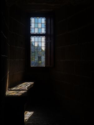 Lichteinfall in der bretonischen Burg Fougeres Christian Lichter im Dunkeln 