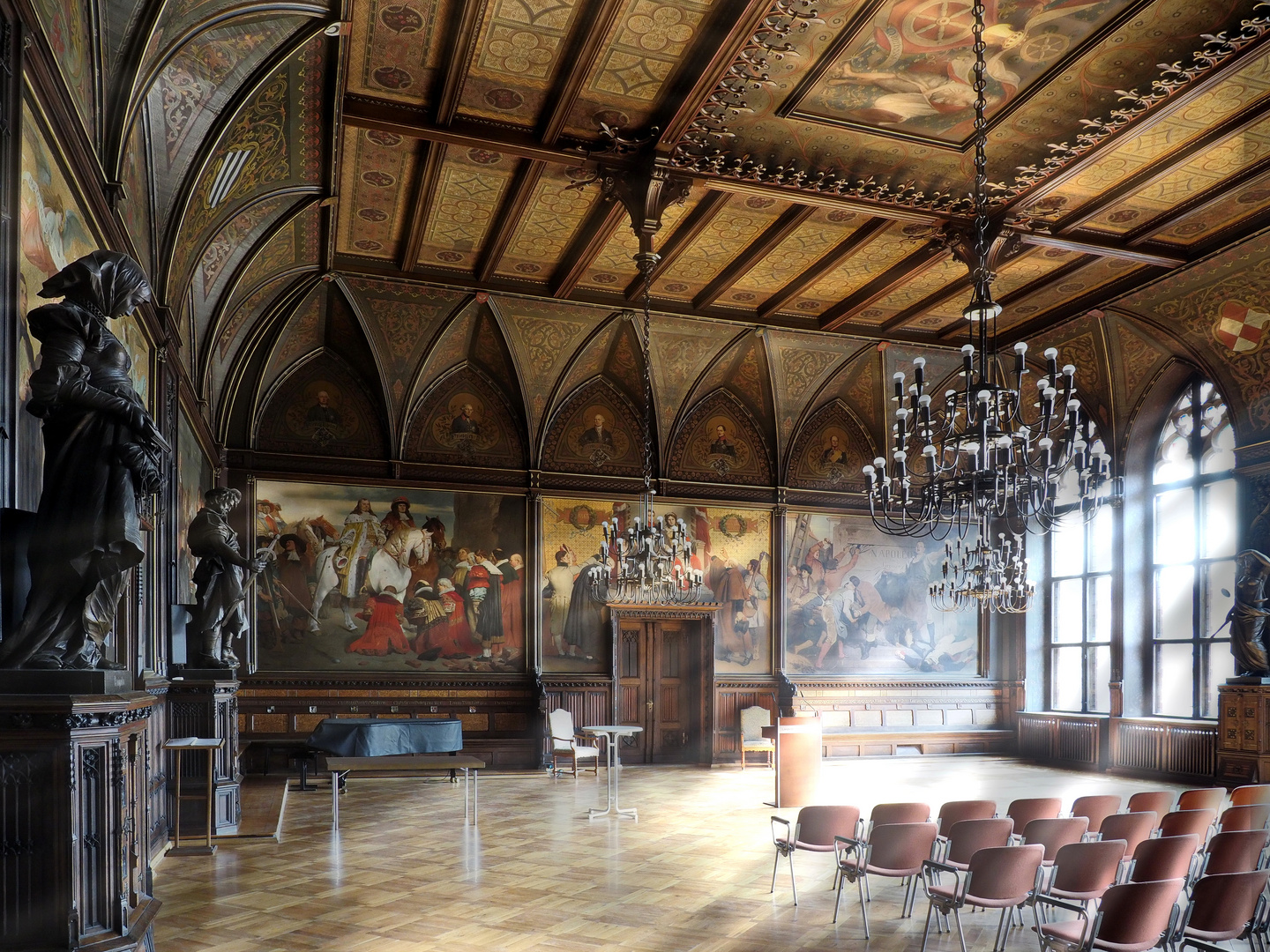 Lichteinfall ins Sitzungszimmer im Rathaus von Erfurt