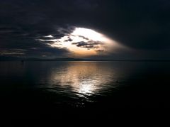 Lichteinfall über dem Bodensee bei Langenargen