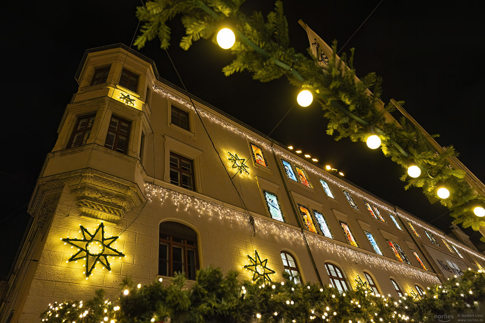 Lichter am Verwaltungsgebäude