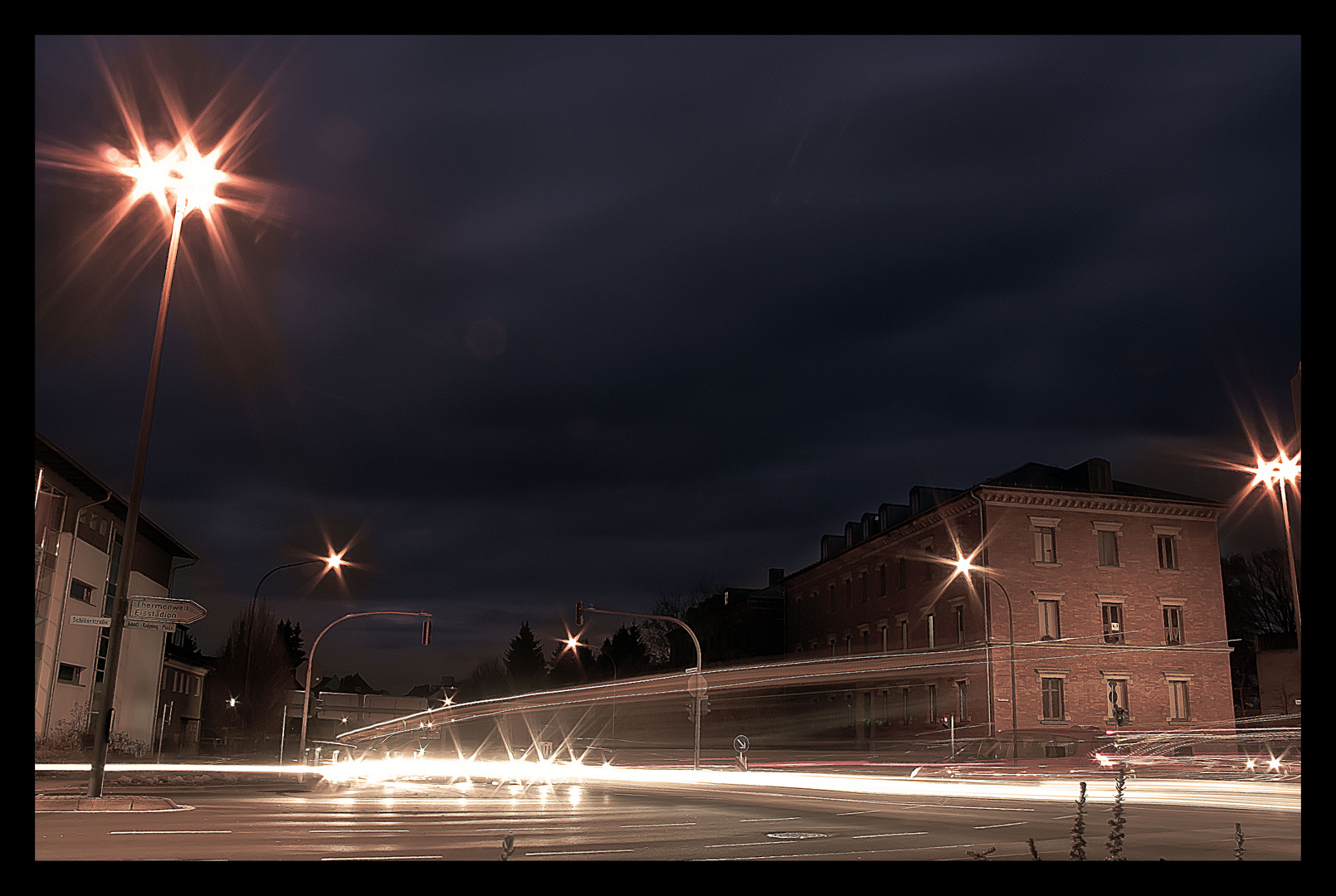 Lichter auf der Kreuzung in der Nacht