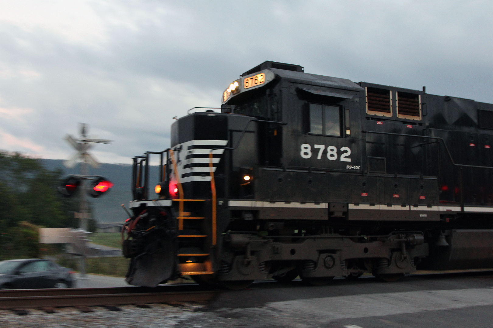 Lichter der mit hoher Geschwindigkeit den Bahnübergang passierenden Lok...Spring City, TN, USA