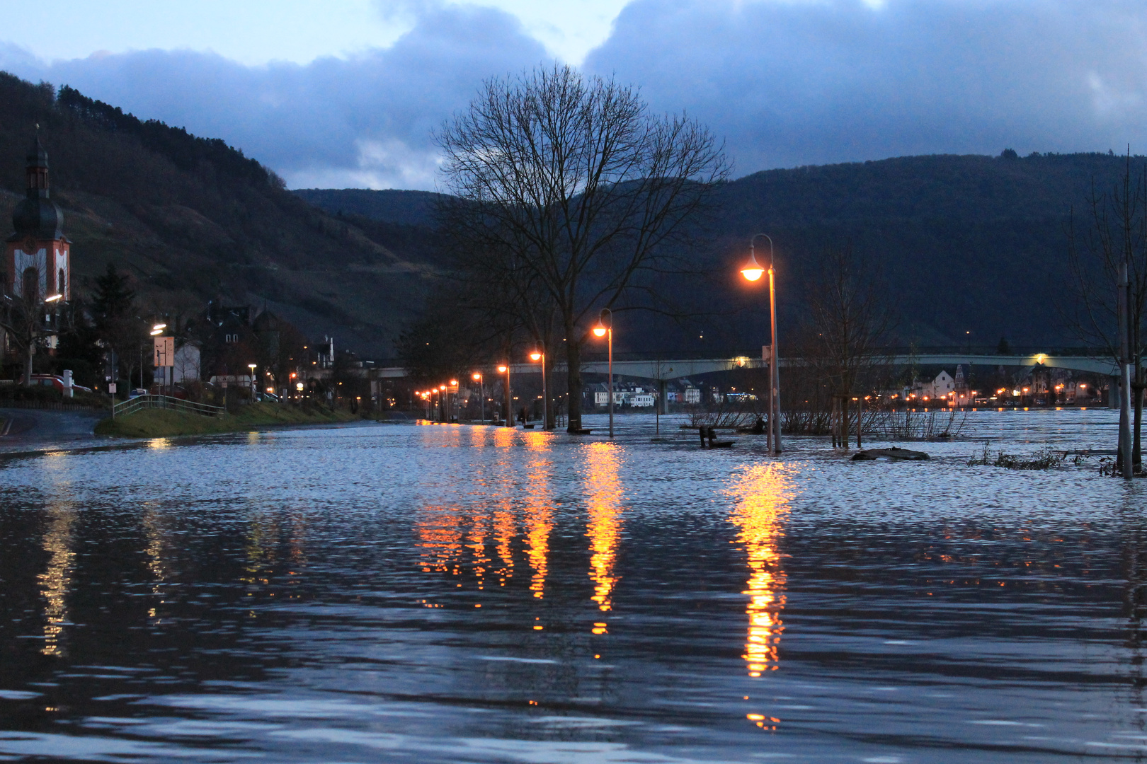 Lichter im Hochwasser