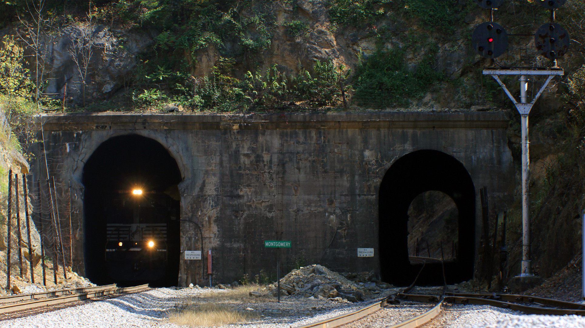 Lichter im Montgomery Tunnel, VA, USA; Norfolk & Southern NS#9173 GE Dash 9-40CW