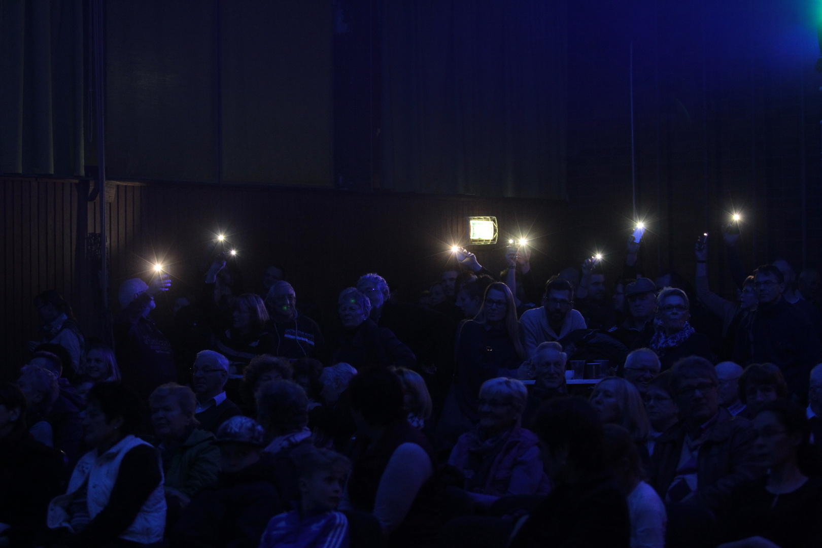 Lichter schwenken!  Stimmung im Saal!