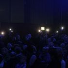 Lichter schwenken!  Stimmung im Saal!