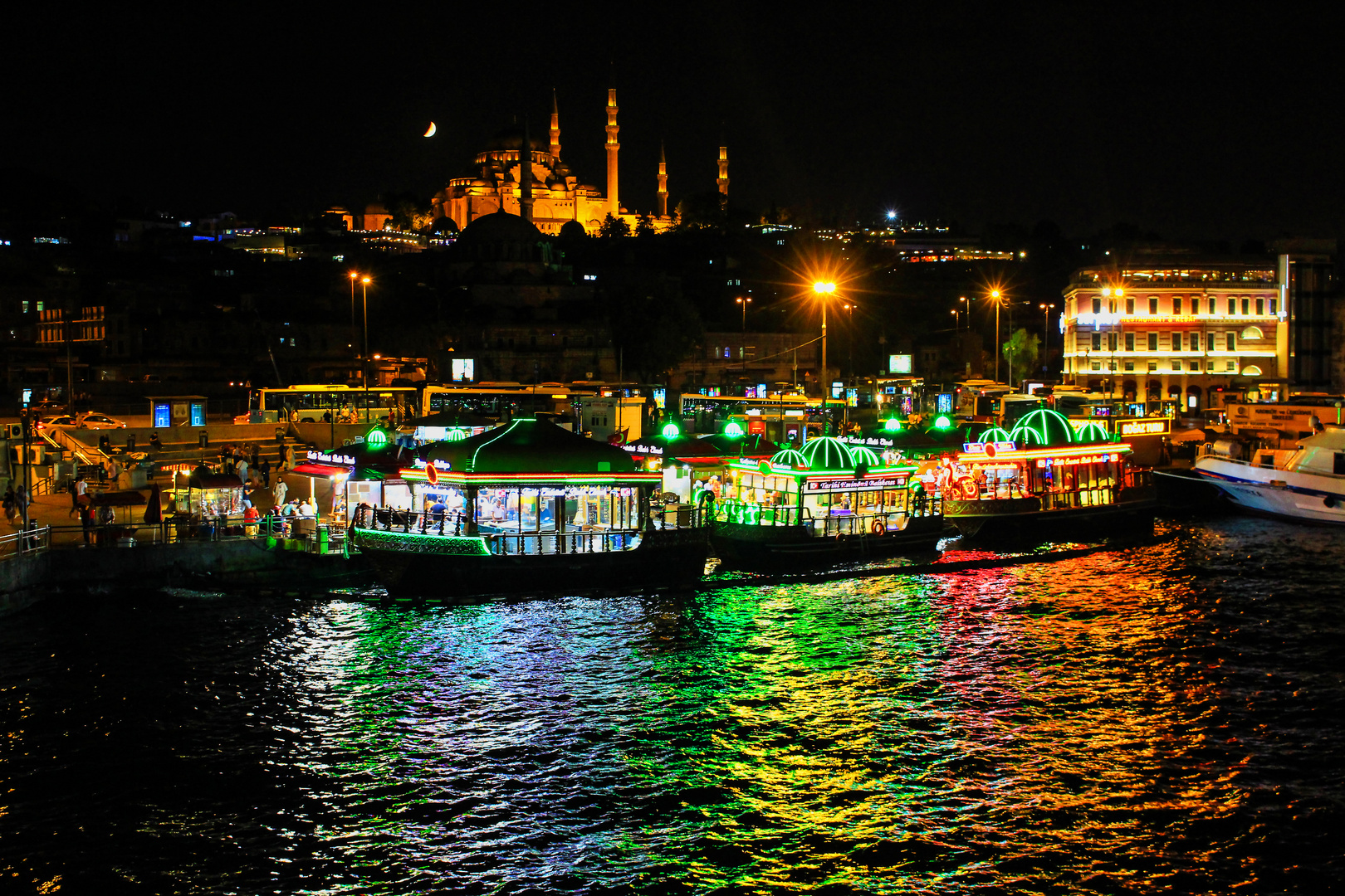 Lichter von Istanbul - Süleymaniye-Moschee und die bunten Bratfisch-Boote
