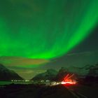 Lichter zwischen Strasse und Himmel