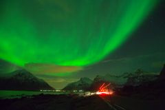 Lichter zwischen Strasse und Himmel