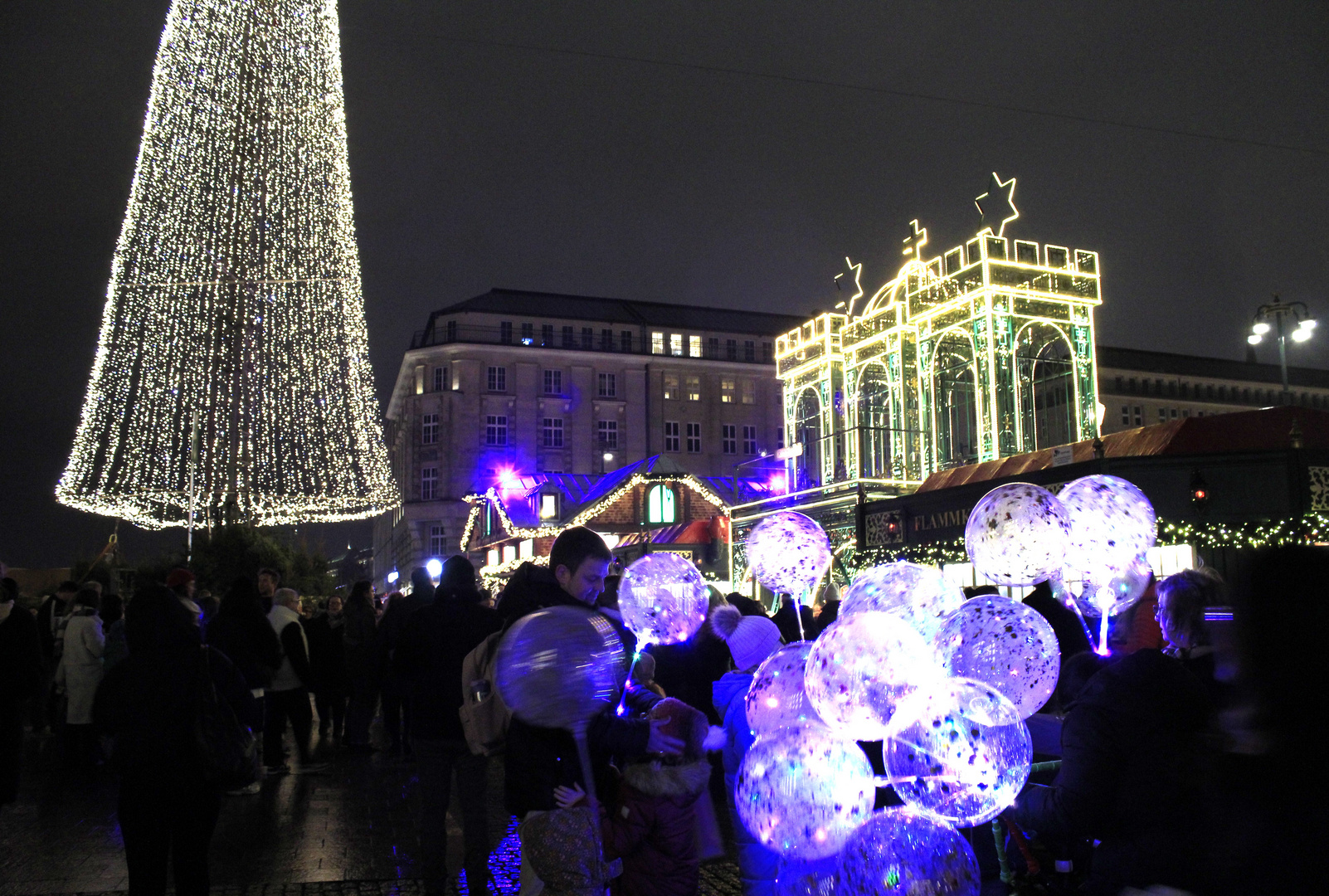 Lichterballons auf dem Hamburger Weihnachtsmarkt.