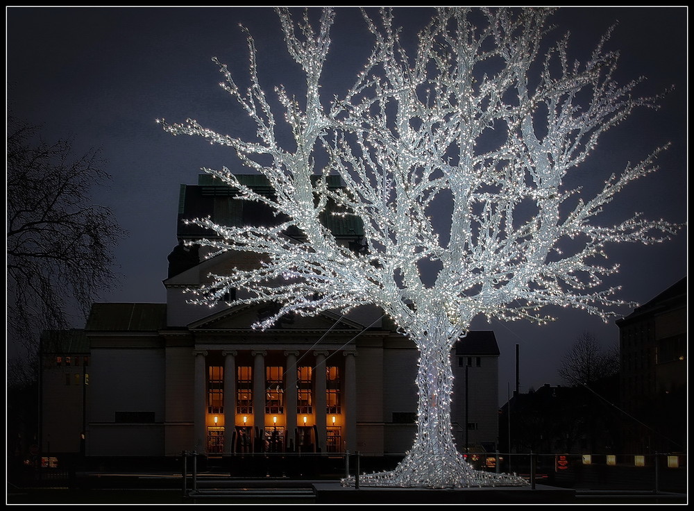 Lichterbaum vor dem Duisburger Stadttheater.