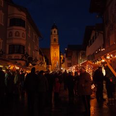 Lichterglanz und Menschenmengen