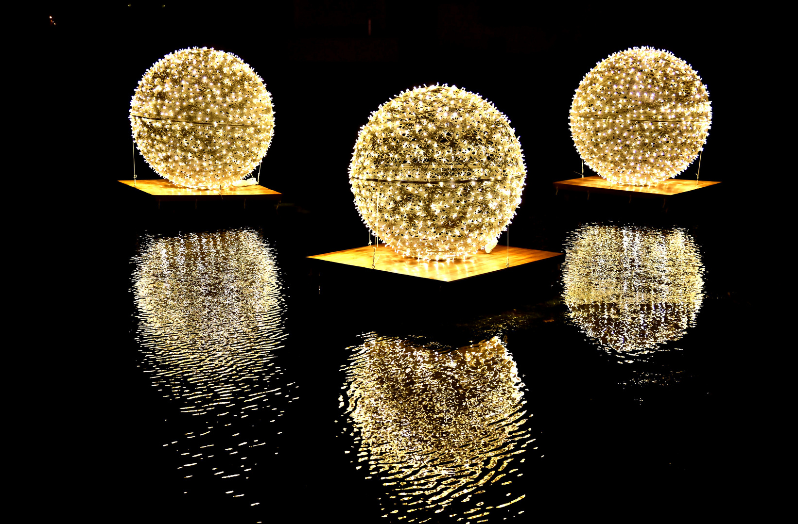 Lichterkugeln auf dem Großen Teich Foto & Bild deutschland, europe